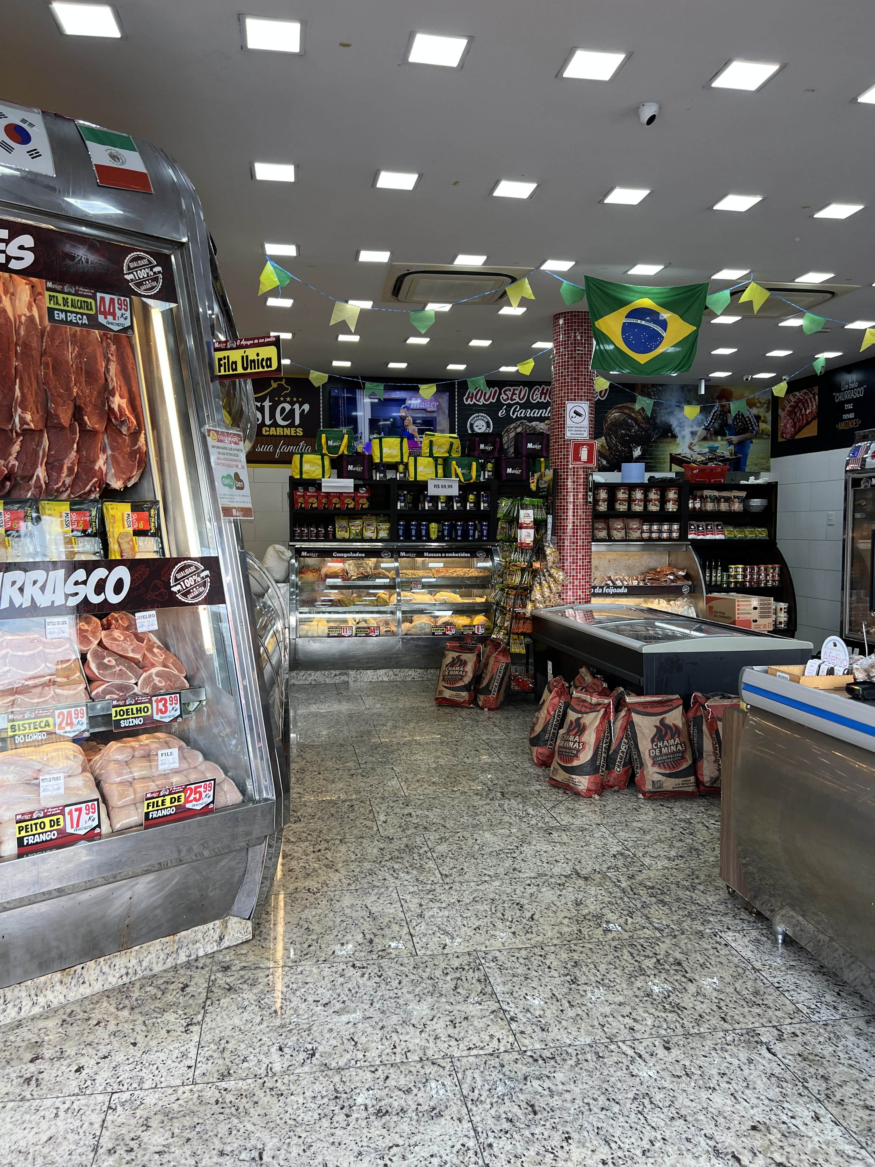 Interior da Master Carnes com balcão refrigerado e carnes frescas