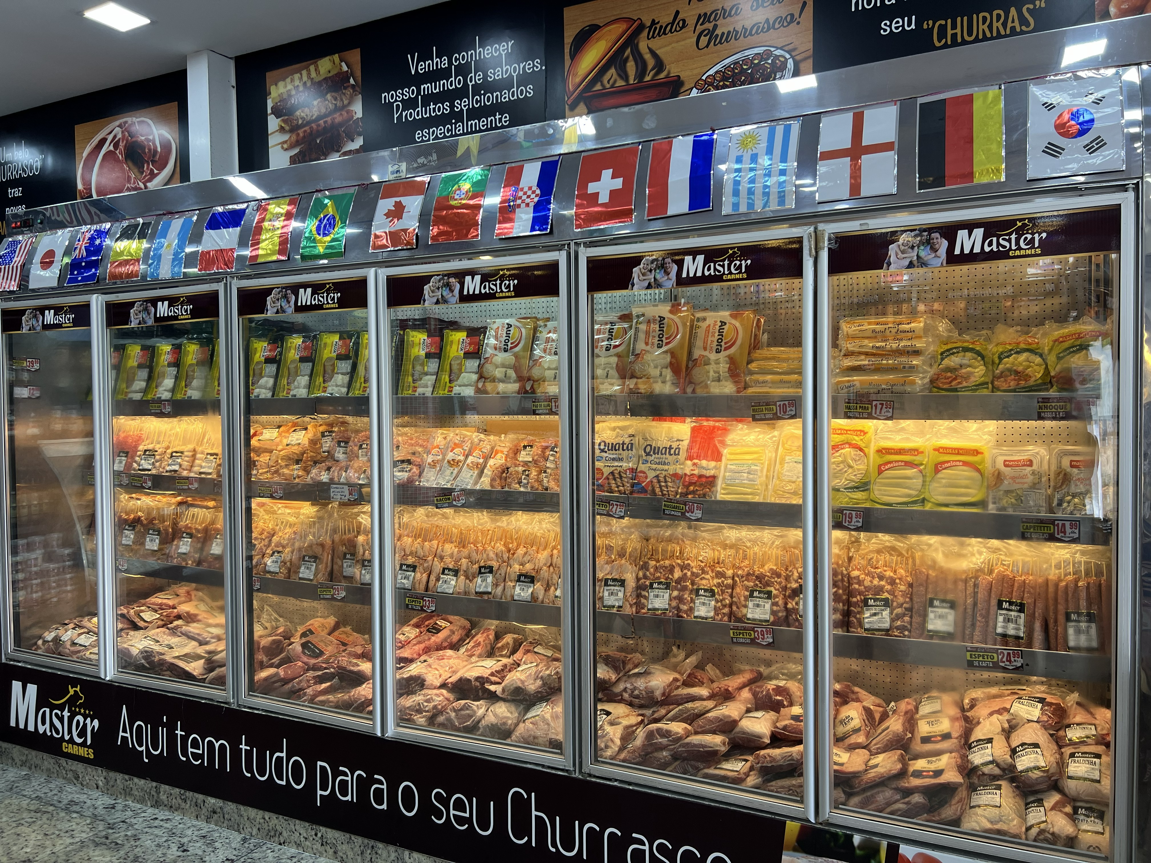 Outro ângulo do balcão refrigerado com carnes frescas na Master Carnes