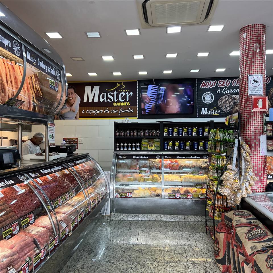 Interior da Master Carnes com balcão refrigerado e carnes frescas