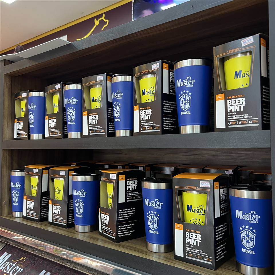 Área de atendimento da Master Carnes com produtos expostos