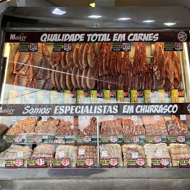 Tábua de madeira com diversos cortes de carne premium