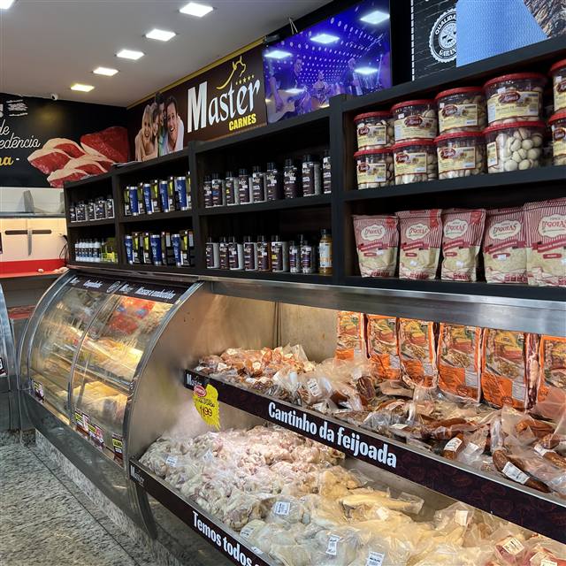 Açougueiro profissional cortando carne na hora